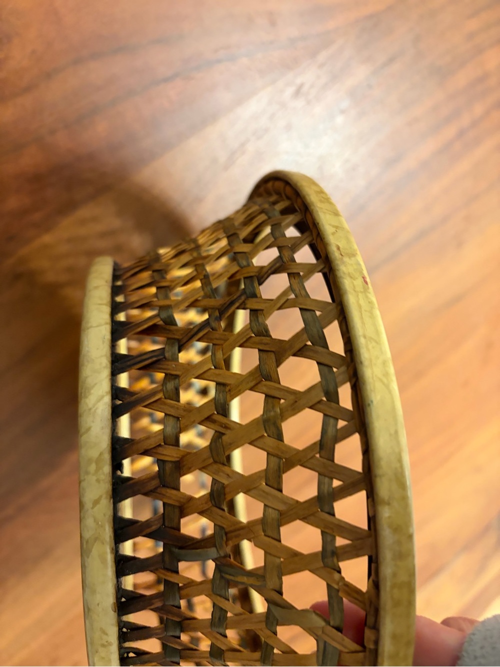 Vintage woven basket with central blue butterfly medallion - Picture 3 of 5